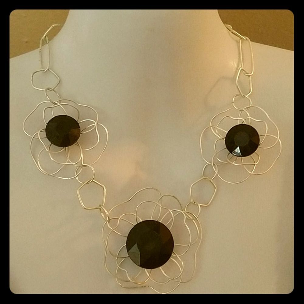 Wiry Flowers Necklace Set